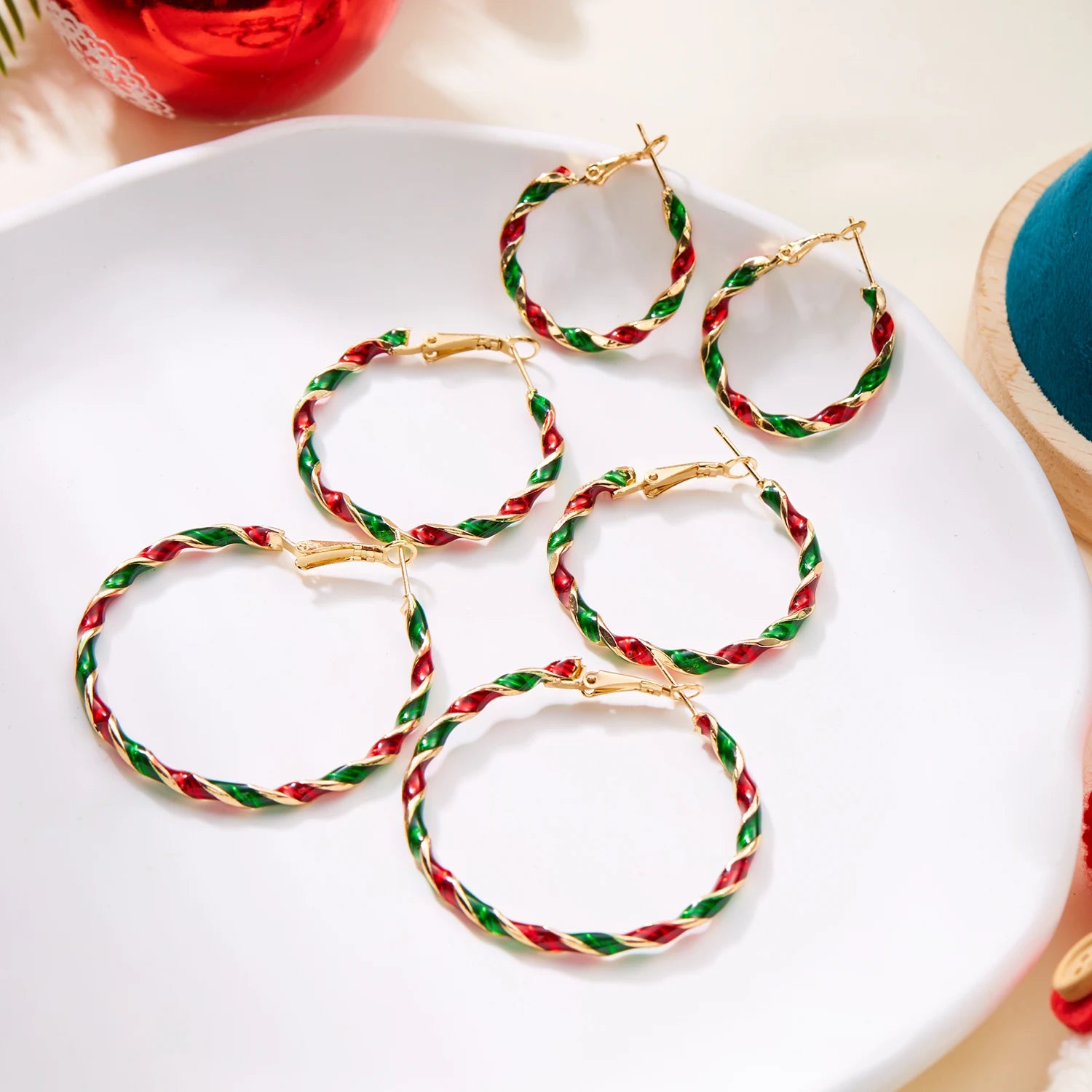 Christmas Colorful Hoop Earrings for Women Minimalist Red Green Twist round Circle Earring Girls New Year Festival Jewelry Gifts